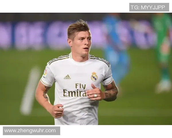 克罗斯在足球世界中的传奇之路与技术解析:从青涩少年到顶级中场巨星的成长历程 克罗斯在足球世界中的传奇之路与技术解析:从青涩少年到顶级中场巨星的成长历程